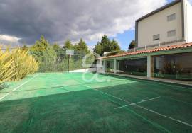 Villa for sale in Carvalhais with swimming pool and tennis court.