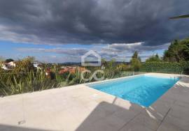 Villa for sale in Carvalhais with swimming pool and tennis court.