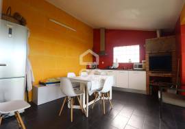 Villa for sale in Carvalhais with swimming pool and tennis court.