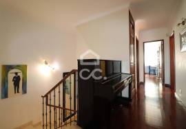 Villa for sale in Carvalhais with swimming pool and tennis court.