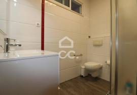 Villa for sale in Carvalhais with swimming pool and tennis court.