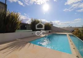Villa for sale in Carvalhais with swimming pool and tennis court.