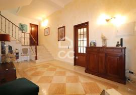 Villa for sale in Carvalhais with swimming pool and tennis court.