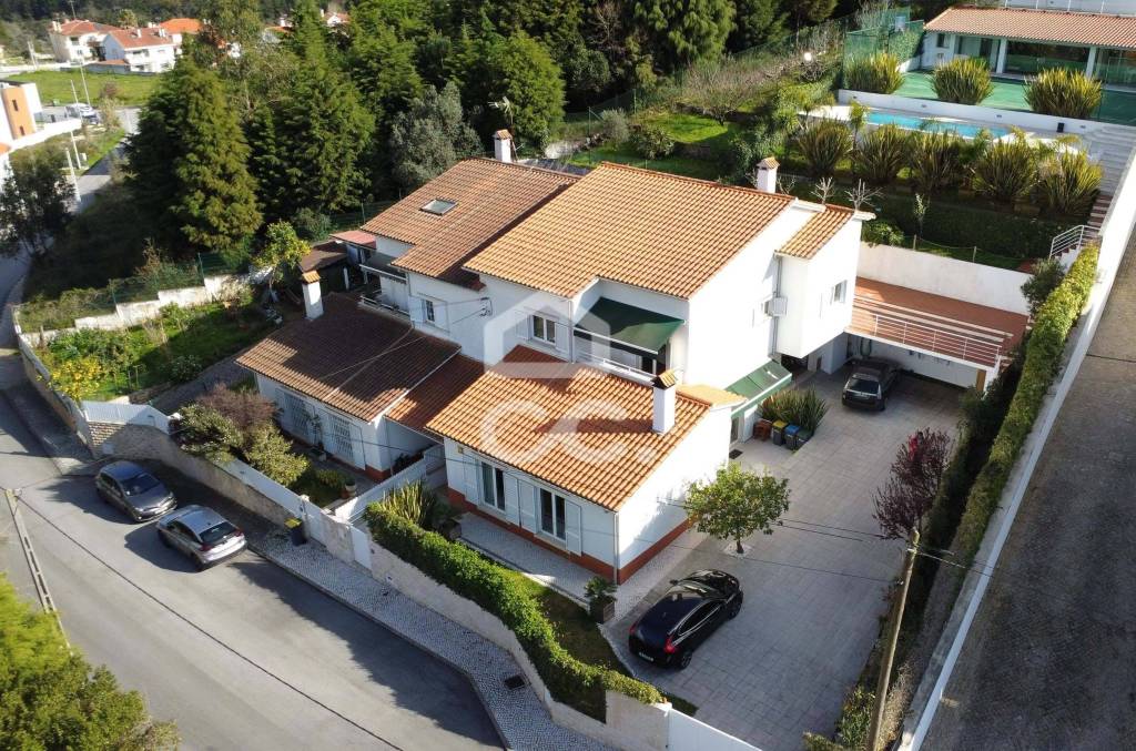 Villa for sale in Carvalhais with swimming pool and tennis court.
