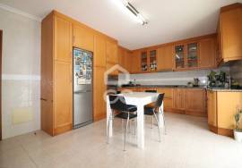Villa for sale in Carvalhais with swimming pool and tennis court.
