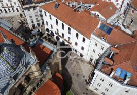 1 bedroom duplex apartment with mezzanine, semi-renovated, in Largo da Sé Velha.