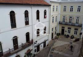 1 bedroom duplex apartment with mezzanine, semi-renovated, in Largo da Sé Velha.