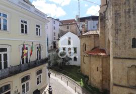 1 bedroom duplex apartment with mezzanine, semi-renovated, in Largo da Sé Velha.