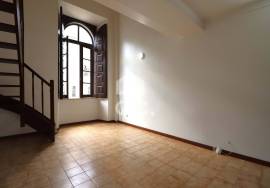 1 bedroom duplex apartment with mezzanine, semi-renovated, in Largo da Sé Velha.