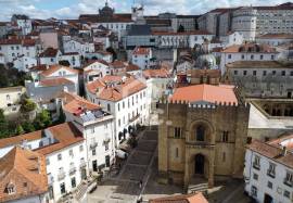 1 bedroom duplex apartment with mezzanine, semi-renovated, in Largo da Sé Velha.