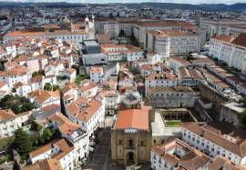 1 bedroom duplex apartment with mezzanine, semi-renovated, in Largo da Sé Velha.