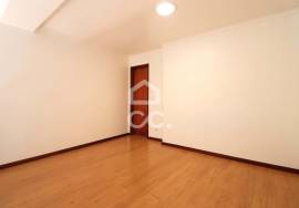 1 bedroom duplex apartment with mezzanine, semi-renovated, in Largo da Sé Velha.