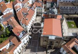 1 bedroom duplex apartment with mezzanine, semi-renovated, in Largo da Sé Velha.