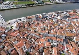 1 bedroom duplex apartment with mezzanine, semi-renovated, in Largo da Sé Velha.