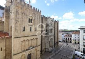 1 bedroom duplex apartment with mezzanine, semi-renovated, in Largo da Sé Velha.