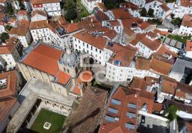 1 bedroom duplex apartment with mezzanine, semi-renovated, in Largo da Sé Velha.