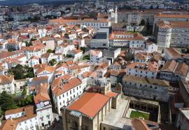 1 bedroom duplex apartment with mezzanine, semi-renovated, in Largo da Sé Velha.