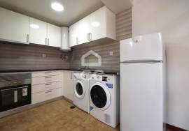 1 bedroom duplex apartment with mezzanine, semi-renovated, in Largo da Sé Velha.