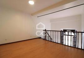 1 bedroom duplex apartment with mezzanine, semi-renovated, in Largo da Sé Velha.