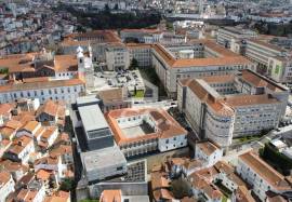 1 bedroom duplex apartment with mezzanine, semi-renovated, in Largo da Sé Velha.