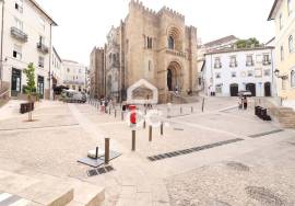 1 bedroom duplex apartment with mezzanine, semi-renovated, in Largo da Sé Velha.