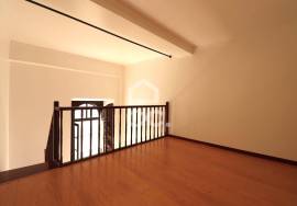 1 bedroom duplex apartment with mezzanine, semi-renovated, in Largo da Sé Velha.