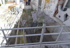 2 Houses V2 and V1 to rehabilitate with backyard.