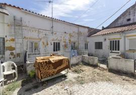 2 Houses V2 and V1 to rehabilitate with backyard.