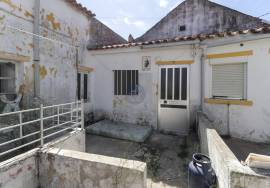 2 Houses V2 and V1 to rehabilitate with backyard.