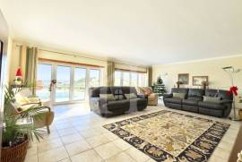 Moradia T4 em Foz do Arelho com jardim e piscina