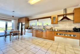 Moradia T4 em Foz do Arelho com jardim e piscina