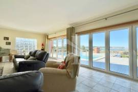 Moradia T4 em Foz do Arelho com jardim e piscina