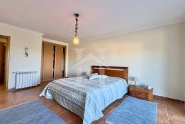 Moradia T4 em Foz do Arelho com jardim e piscina