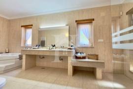 Moradia T4 em Foz do Arelho com jardim e piscina