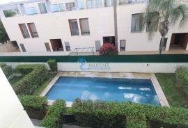 3 bedroom townhouse with pool and garage in central Ferreiras