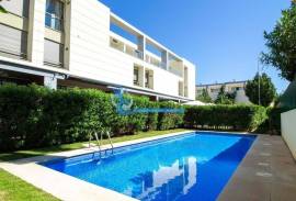 3 bedroom townhouse with pool and garage in central Ferreiras