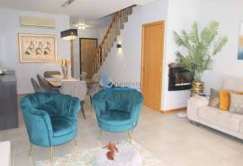 3 bedroom townhouse with pool and garage in central Ferreiras