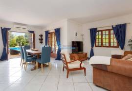 Discover Casa Azul - A 4 bedroom villa with pool and garden in the heart of Guia/Albufeira!