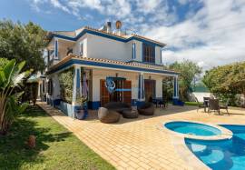 Discover Casa Azul - A 4 bedroom villa with pool and garden in the heart of Guia/Albufeira!