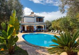 Discover Casa Azul - A 4 bedroom villa with pool and garden in the heart of Guia/Albufeira!