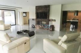 5 bedroom villa with pool and sea views