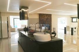 5 bedroom villa with pool and sea views