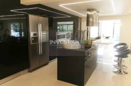 5 bedroom villa with pool and sea views