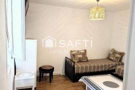 STUDIO F1 de 22m2, une cuisine séparée, une salle et WC .