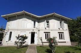 Immeuble en pierre de 340 m2 avec parc arboré au coeur de Léognan