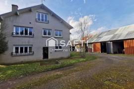 Grande maison de 284m2 à rénovée divisée en 3 appartements avec dépendances de 478m2 environ