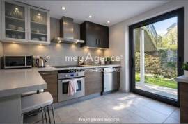 Maison de ville en pierre 90 m² avec dépendance attenante