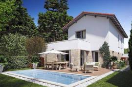 Villa contemporaine avec piscine  Description détaillée  Cinq Cantons / Chiberta