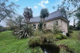Maison de famille située à quimper avec sous sol et garage