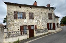 Ancienne Ferme en TBE dans le centre du Village
